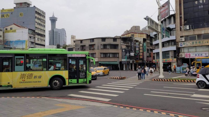 台中市日前發生公車撞死母子事件，台中市政府在元旦連假前後，連5天加強公車有無禮讓行人稽查，共稽查249輛公車，查獲有7輛公車未停讓行人。（台中市政府提供）中央社記者蘇木春傳真 112年1月3日