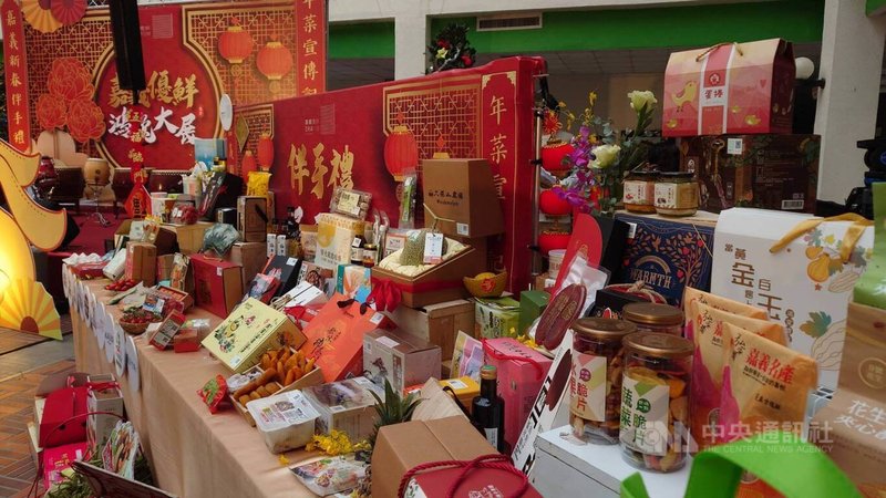 嘉義縣政府3日舉行嘉義優鮮新春伴手禮及年菜宣傳記者會,現場展示各式山珍海味,歡迎全國民眾選購。中央社記者蔡智明攝 112年1月3日