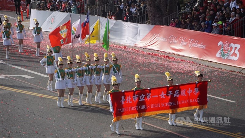 北一女中樂儀旗隊代表台灣參加美國玫瑰花車遊行,2日掌旗手舉著總統蔡英文親授的中華民國國旗,帶領隊伍進場。中央社記者林宏翰洛杉磯攝 112年1月3日