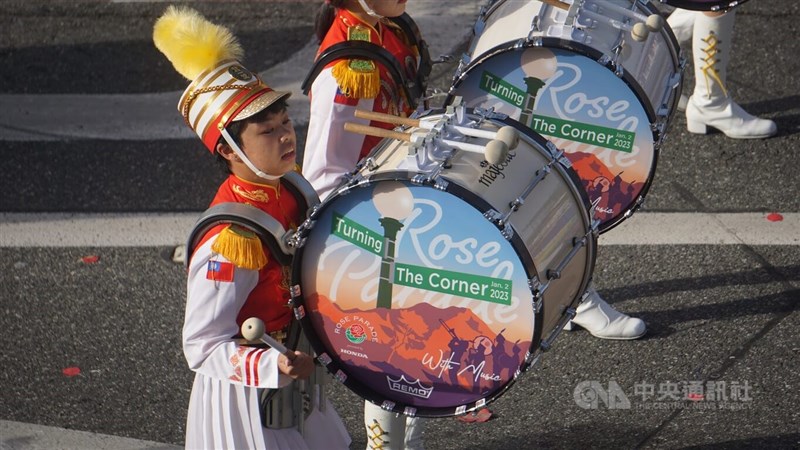 北一女中樂儀旗隊2日代表台灣參加美國2023年元旦的玫瑰花車遊行,學生肩膀上的衣袖繡有中華民國國旗。中央社記者林宏翰洛杉磯攝 112年1月3日