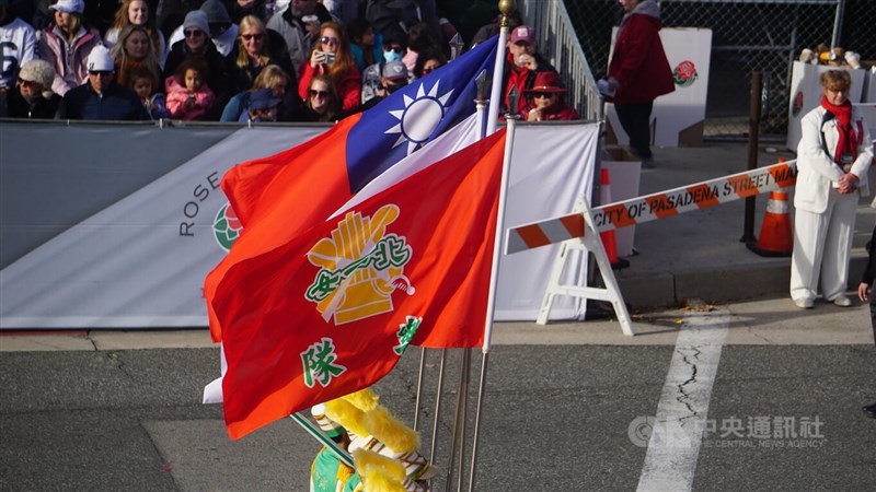 北一女中樂儀旗隊2日代表台灣參加美國2023年元旦的玫瑰花車遊行,中華民國國旗在現場觀眾前迎風飄揚。中央社記者林宏翰洛杉磯攝 112年1月3日