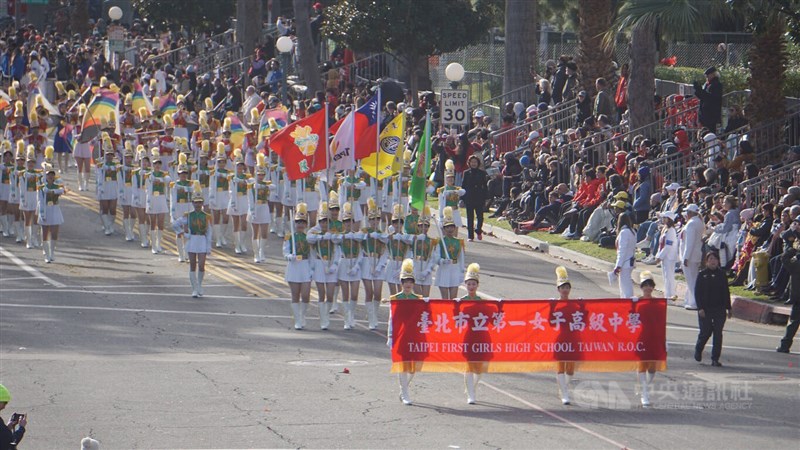 北一女中樂儀旗隊125名學生代表台灣參加美國加州的玫瑰花車遊行，獲得現場觀眾熱烈歡迎。中央社記者林宏翰洛杉磯攝 112年1月3日