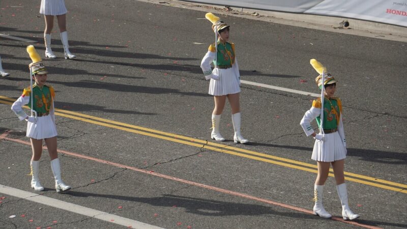 北一女樂儀旗隊代表台灣參加美國玫瑰花車遊行，為了配合大會安全規，儀隊隊長手中的指揮刀換成了雨傘支架改裝的道具。中央社記者林宏翰洛杉磯攝 112年1月3日