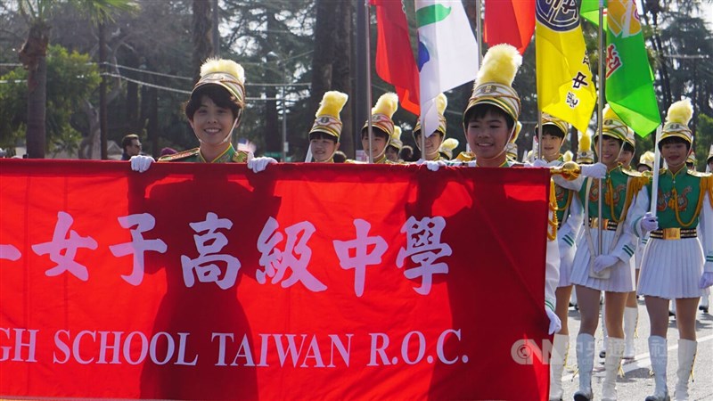 北一女中樂儀旗隊2日代表台灣參加美國2023年元旦的玫瑰花車遊行,電視轉播評論員稱讚,學生就算失誤仍然保持笑容,具有專業態度。中央社記者林宏翰洛杉磯攝 112年1月3日