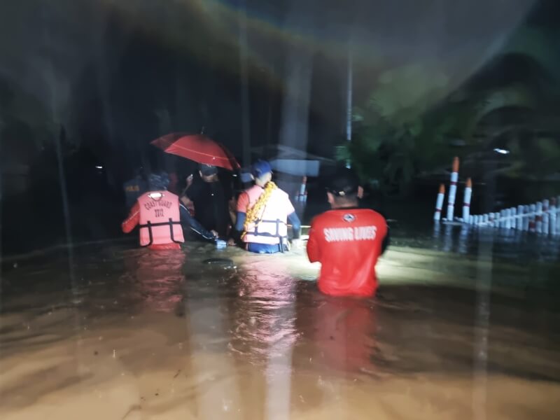 去年耶誕節週末豪雨侵襲菲律賓中部和南部地區，引發洪水和土石流災情，造成51人死亡。圖為去年12月27日救難人員在菲律賓巴西蘭島伊薩貝拉省疏散居民。（圖取自facebook.com/coastguardph）