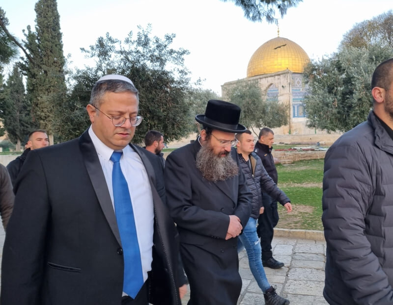 以色列極右翼國家安全部長班吉維爾（前左1）3日參訪耶路撒冷的艾格撒清真寺（Al-Aqsa Mosque），巴勒斯坦方面譴責這是挑釁行為。（圖取自twitter.com/itamarbengvir）