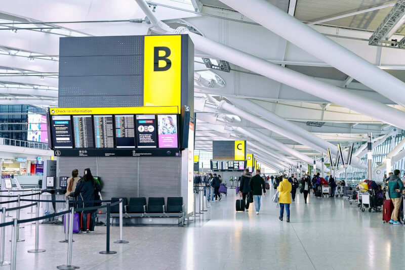 英国政府规定，5日起拟自中国入境的旅客必须在出发前取得COVID-19检测阴性证明。 不过，交通大臣哈波3日说，旅客就算检测结果为阳性，也不需隔离。 图为英国希斯罗机场。 （图取自facebook.com/HeathrowAirport）