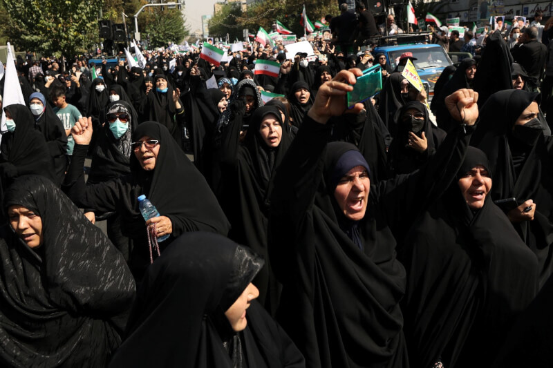 圖為伊朗民眾去年9月為艾米妮之死上街抗議。（路透社）