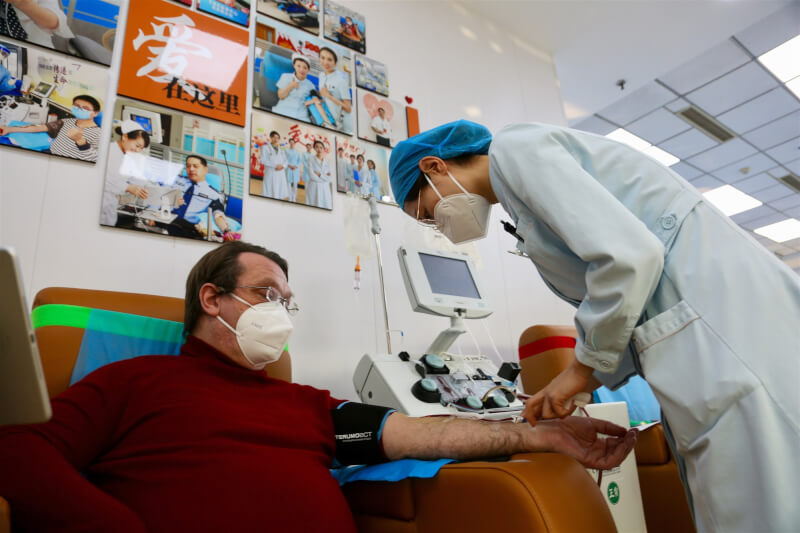 中國COVID-19疫情大爆發，原本敲定的各項捐血活動紛紛取消，如今連各級醫院的血庫也頻告急而鬧血荒。圖為1日天津民眾前去捐血。（中新社）
