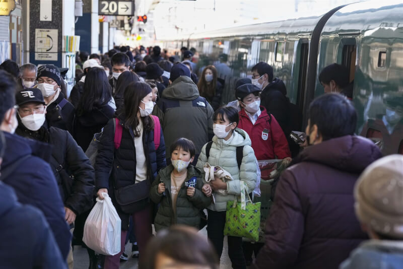 日本政府為鼓勵民眾搬到人口老化與萎縮的地區，加碼補助搬到東京首都圈以外地區的家庭，試圖扭轉地方人口減少的趨勢。圖為JR東京站3日人潮。（共同社）