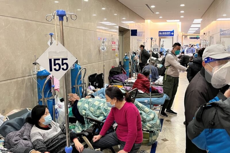 圖為3日上海中山醫院走廊擠滿患者。（路透社）