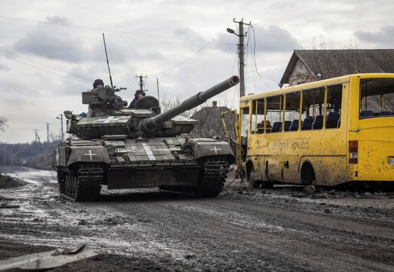 圖為烏克蘭頓內茨克，烏軍開著坦克。（路透社）