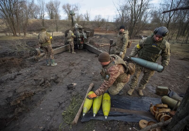 俄羅斯國防部2日說，烏克蘭軍隊利用美國供應的高機動性多管火箭系統攻擊烏東一處俄軍軍營，造成63名俄軍死亡。圖為烏軍1日在頓內茨克州準備砲彈。（路透社）