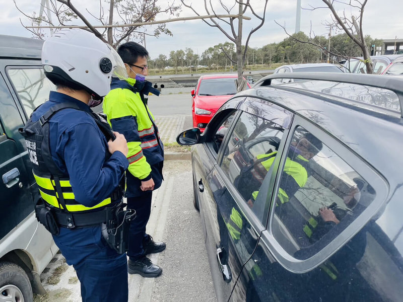 新竹市一名婦人思念已故兒子，日前和家人的言語中透露想不開念頭，警方獲報展開協尋，最終在某漁港停車場找到坐在車內哭泣的婦人，立刻通知家屬，並在場安撫情緒及正向鼓勵關懷，及時防止憾事發生。（警方提供）中央社記者魯鋼駿傳真  112年1月4日