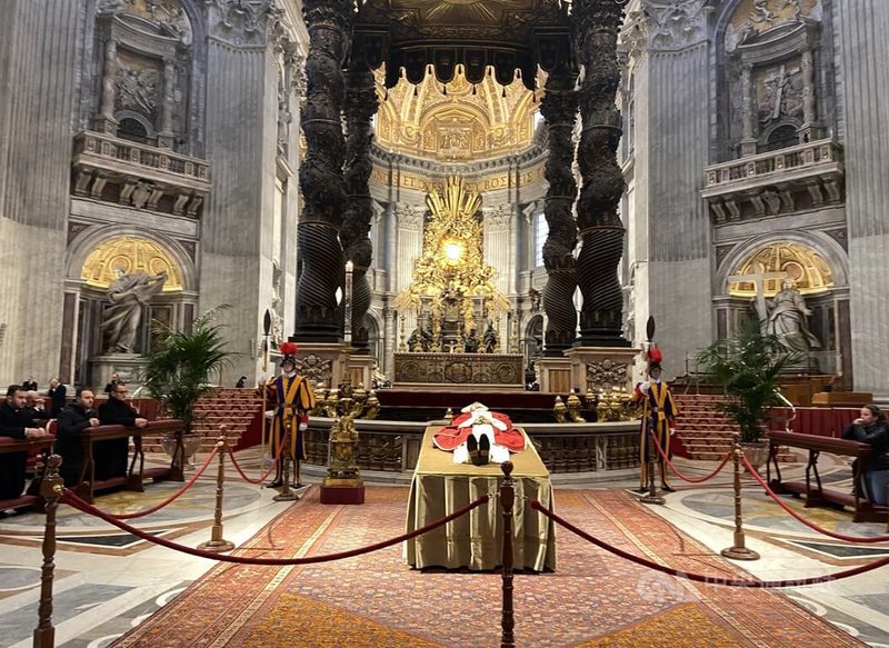 榮休羅馬天主教教宗本篤十六世遺體穿著金紅色禮袍、戴金冠，沒有任何教宗標誌，遺容十分安詳。本篤十六世遺體由兩位警衛守護。圖攝於1月3日。中央社記者陳攸瑋梵蒂岡攝 112年1月3日