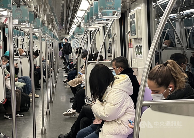 中國對COVID-19疫情放開管制後，上海地鐵一度十分冷清。2023年元旦連假後第1個上班日的客流量則明顯回升，3日單日載客量達719.1萬人次。圖為4日上午上海地鐵10號線車廂內畫面，旅客人數回流明顯。中央社記者李雅雯上海攝  112年1月4日
