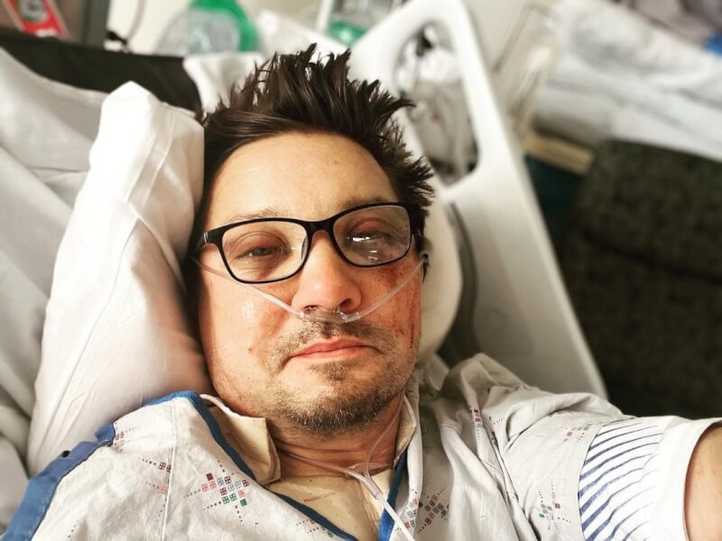 傑瑞米雷納（圖）1日鏟雪時發生意外緊急送醫，根據警長辦公室報告，傑瑞米雷納是為了救家人而受傷。（圖取自instagram.com/jeremyrenner）