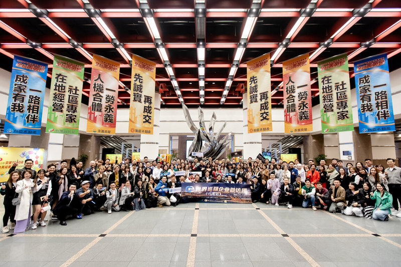 馬來西亞OE傑青商學院138名企業家參訪台北國際會議中心，吸取台灣會展產業經驗。（OE傑青商學院提供） 中央社記者侯姿瑩新加坡傳真  112年1月4日
