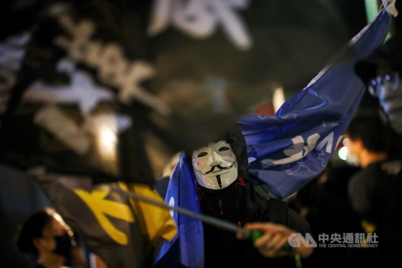 圖為香港邊城青年等多個民團2021年在台北舉辦「抗中反壓迫 團結撐人權–全球十一抗中晚會」。（中央社檔案照片）