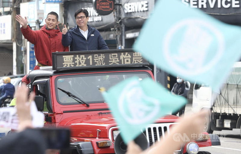 民進黨代理主席陳其邁（右）4日上午陪同民進黨台北市第3選區立委補選候選人吳怡農（左）在中山區車隊掃街，路旁的民眾揮舞旗幟支持。中央社記者吳家昇攝 112年1月4日