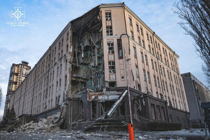 美國前國家安全顧問波頓示警，今年對烏克蘭而言十分關鍵。圖為去年12月31日烏克蘭首都基輔一棟建築受俄軍攻擊毀損。（圖取自facebook.com/MNS.GOV.UA）