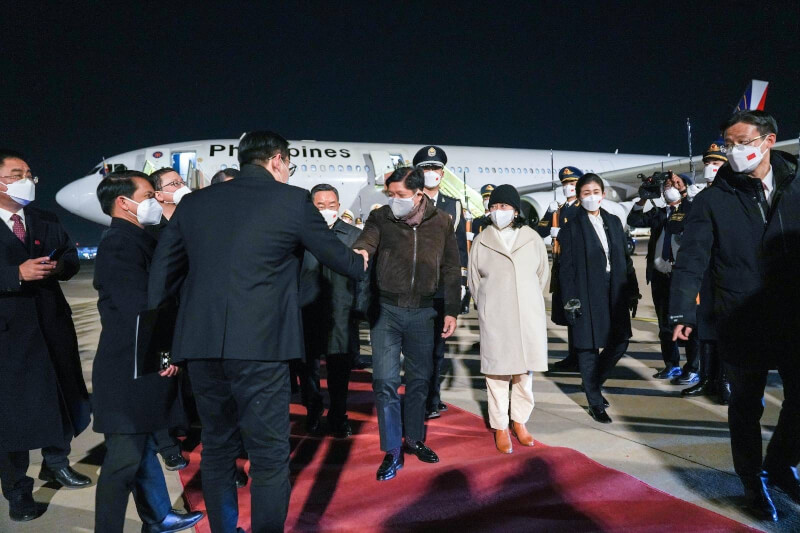 菲律賓總統小馬可仕（前右3）3日抵達中國訪問。（圖取自facebook.com/BongbongMarcos）