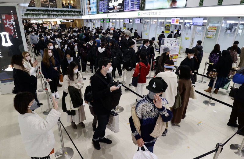 日本首相岸田文雄宣布，8日起從中國入境日本的旅客必須檢附COVID-19陰性證明。圖為3日福岡機場擠滿旅客。（共同社）