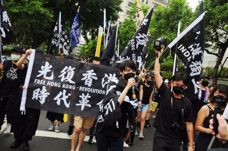 圖為在台港人去年在台北信義區遊行，紀念「反送中」運動爆發3週年。（中央社檔案照片）