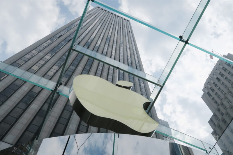 蘋果公司3日股價持續重挫，市值跌落2兆美元以下。圖為紐約曼哈頓第五大道蘋果直營店。（中央社檔案照片）