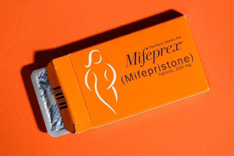 美國食品暨藥物管理局（FDA）3日宣布，藥局可販售墮胎藥「美服培酮」。（路透社）