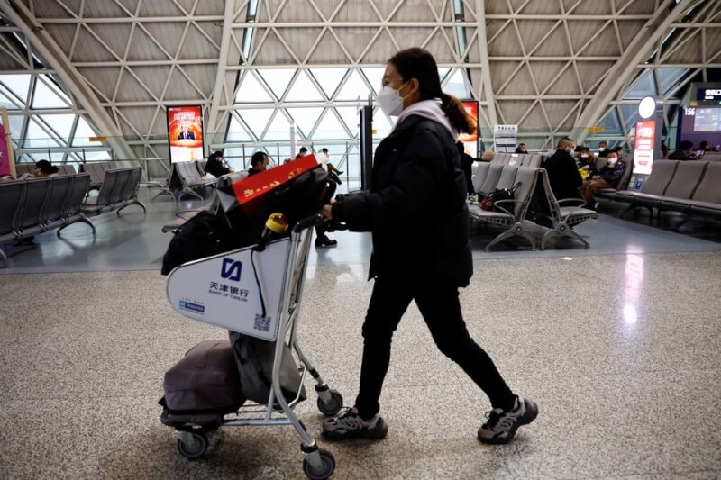 歐盟27個成員國「絕大多數」希望來自中國的旅客出境前進行COVID-19採檢。圖為旅客在四川成都雙流機場推著行李推車。（路透社）