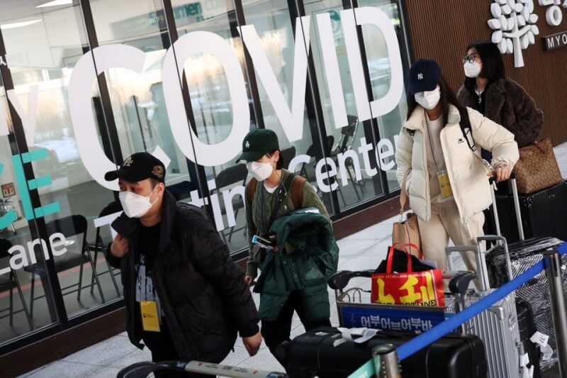 韓國政府2日起要求來自中國旅客入境後須做PCR檢查，5日起還須在搭機前繳交陰性證明。圖為4日中國旅客抵達韓國仁川機場。（路透社）