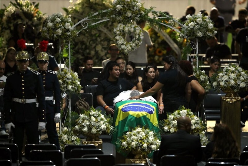 巴西民眾2日前往維拿貝明洛球場瞻仰球王比利的靈柩，做最後道別。（路透社）