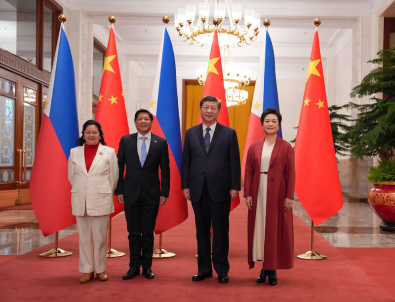 菲律賓總統小馬可仕（左2）4日與中國國家主席習近平（右2）舉行雙邊會談。圖為菲中兩國元首和第一夫人合影。（菲律賓新聞部長辦公室提供）中央社記者陳妍君馬尼拉傳真 112年1月5日