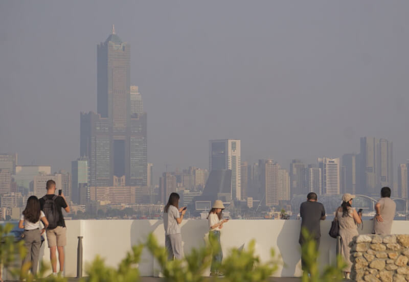 環保署表示，5日大陸冷氣團減弱，環境風場轉為偏東風，竹苗以北擴散條件佳；中部以南地區位於弱風區，污染物稍易累積。圖為高雄地區午後空氣品質不良，從海灣區望向85大樓呈現一片灰濛。中央社記者董俊志攝　112年1月5日