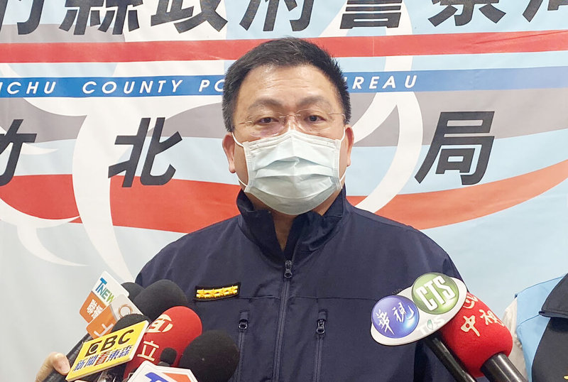 陳姓男子日前遭帶走並殺害，新竹縣政府警察局竹北分局偵破逮捕3人；新竹地檢署5日說，3人涉犯殺人等罪嫌重大，向台灣新竹地方法院聲押禁見獲准，另2人在逃已發布通緝。竹北分局長林鼎鈞（圖）5日接受媒體聯訪說明案件。（警方提供）中央社記者郭宣彣傳真  112年1月5日