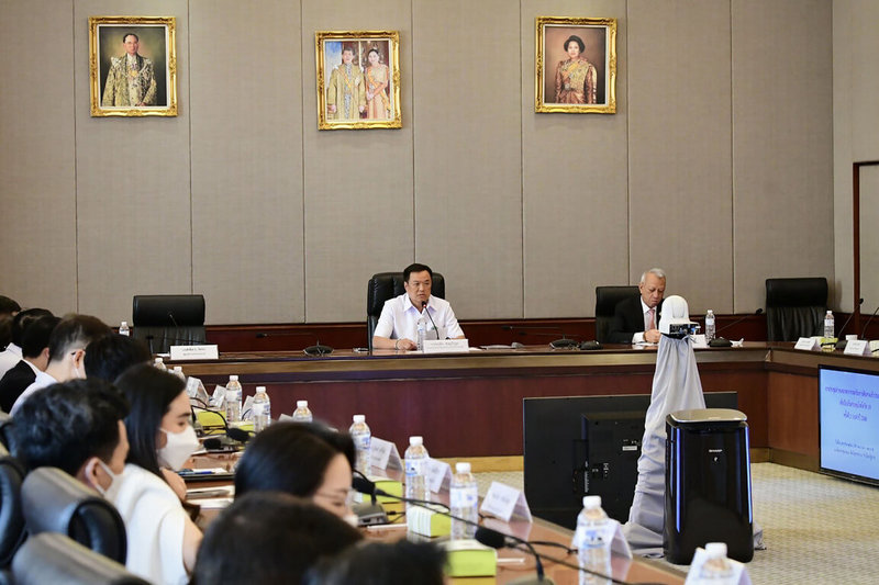 中國鬆綁邊境，預估將有海外旅遊潮，為了因應可能的中國遊客人潮，泰國公共衛生部、交通部和觀光暨體育部的部長和相關單位官員5日在總理府開會。（公共衛生部提供）中央社記者呂欣憓曼谷傳真 112年1月5日