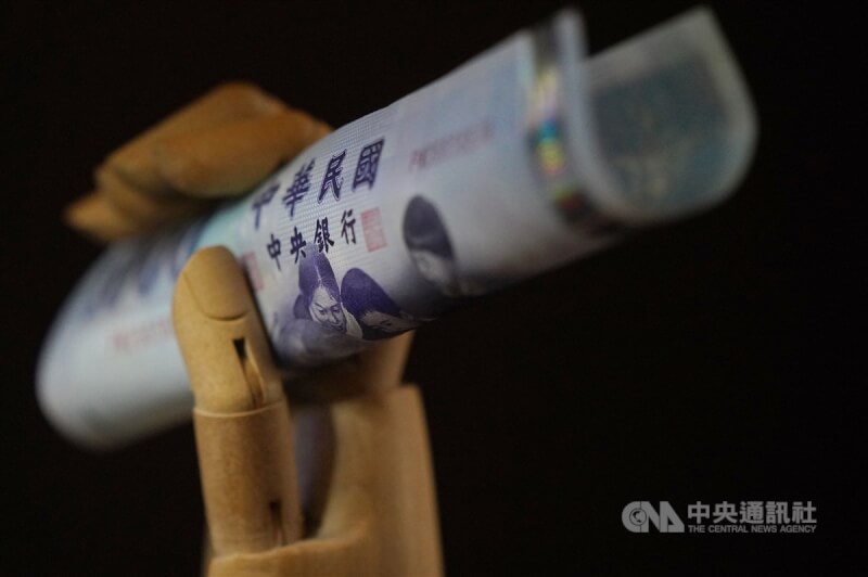 行政院長蘇貞昌4日宣布開春後每人發新台幣6000元現金。（中央社檔案照片）