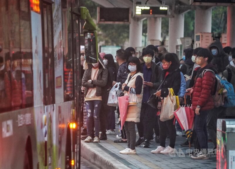 圖為民眾在台北車站戶外戴口罩等公車。（中央社檔案照片）