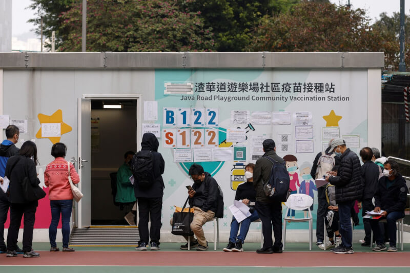 歷經3年疫情封鎖後，中國大陸自8日起恢復與香港和澳門通關。圖為4日香港民眾在社區疫苗接種戰等待接種疫苗。（路透社）