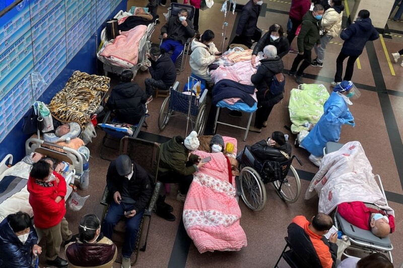4日中國上海一間醫院急診室的走廊上，擠滿躺在病床及擔架上的病患。（路透社）