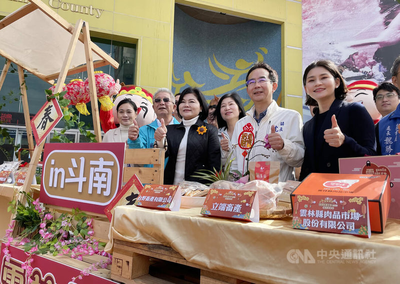 雲林縣政府6日在斗南田徑場外廣場舉辦雲林年貨大街行前記者會，縣長張麗善（前排左3）表示14、15日將舉辦雲林年貨大街，集結雲林農特產品及年貨等商品，有土雞、全鴨等商品限時限量搶購，另設愛心攤位販售庇護工廠商品。中央社記者姜宜菁攝  112年1月6日