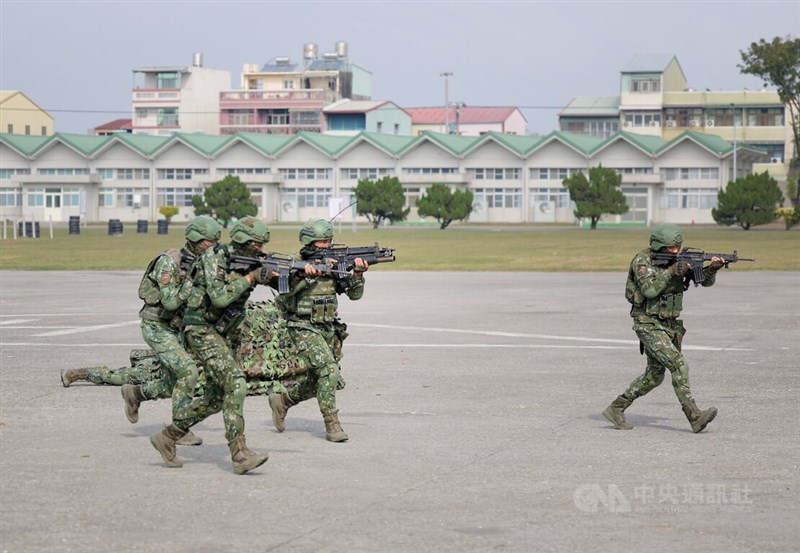 陸軍機步234旅聯兵一營官兵6日在嘉義中庄營區,進行戰備部隊機步排應援作戰實兵操演,軍方以水上機場遭空降之敵突入為模擬演練的場景,展開4項演練項目。中央社記者王飛華攝 112年1月6日