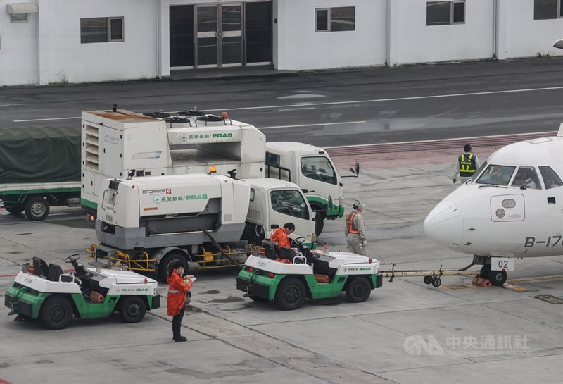 圖為台北松山機場地勤人員2日在機坪處理飛機起降相關作業情形。（中央社檔案照片）