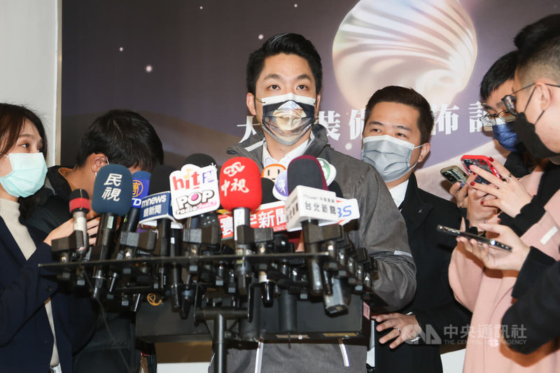 台北市長蔣萬安（中）6日接受媒體聯訪表示，對於北市府晨會，經過首週運行後已有共識，要以議題為導向、解決問題為目標，接下來透過週一晨會和週四午餐會報進行，不被形式主義綁住。中央社記者王騰毅攝  112年1月6日
