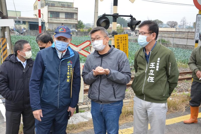 台中市發生多起行人遭公車撞的意外被稱行人地獄；立法院副院長蔡其昌（前右2）6日接受媒體聯訪表示，任何城市都應打造友善行人城市。（蔡其昌辦公室提供）中央社記者趙麗妍傳真  112年1月6日