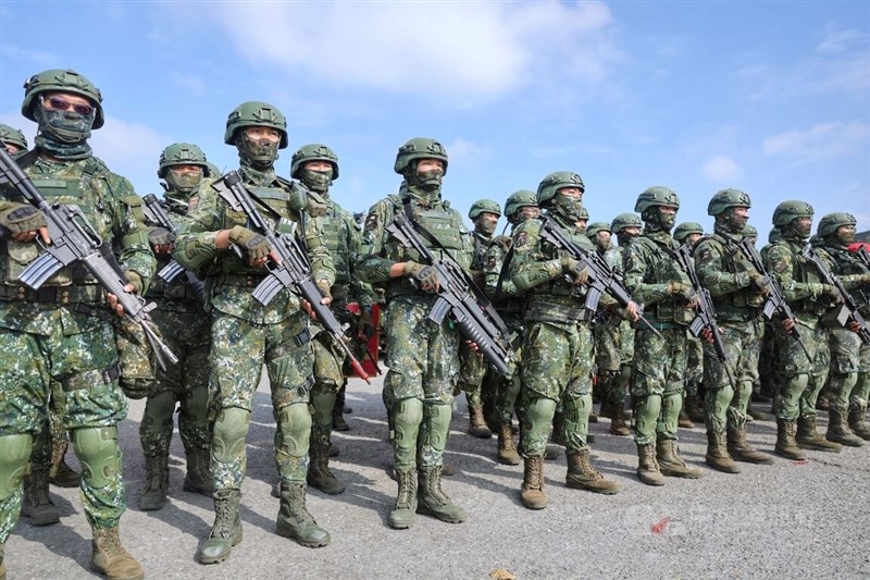 陸軍機步234旅聯兵一營6日在嘉義中庄營區進行戰備部隊機步排應援作戰實兵演練。圖為官兵列隊整齊,準備展開演練。中央社記者王飛華攝 112年1月6日