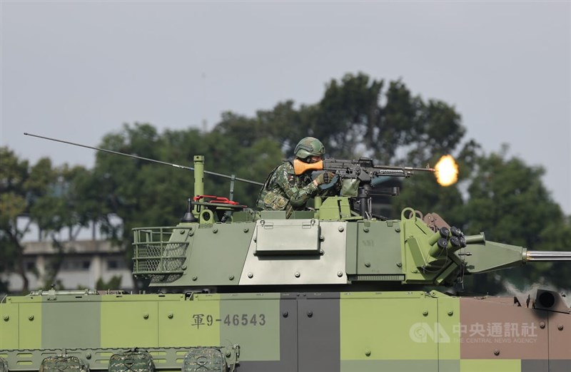 總統蔡英文6日前往嘉義地區勗勉戰備部隊,陸軍機步234旅聯兵一營進行機步排應援作戰實兵演練。圖為雲豹甲車上T74機槍射擊。中央社記者王飛華攝 112年1月6日