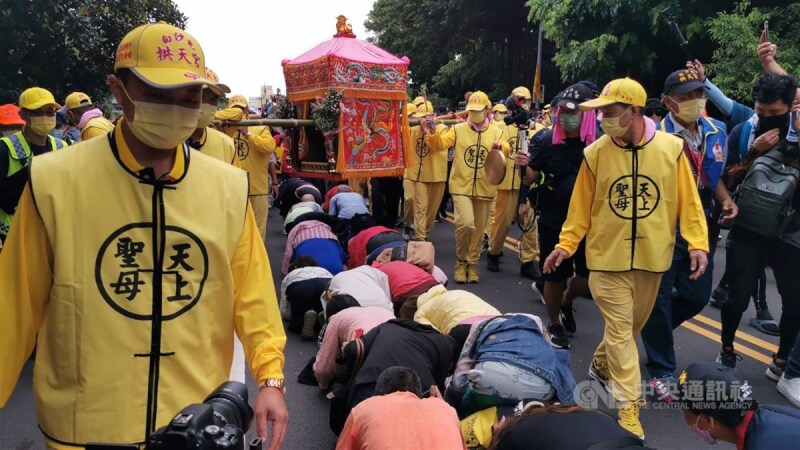 有「粉紅超跑」之稱的苗栗通霄白沙屯拱天宮媽祖鑾轎去年9月首度前進台東，參與台東天后宮建醮活動，吸引大批信徒跪地「躦轎腳」。（中央社檔案照片）