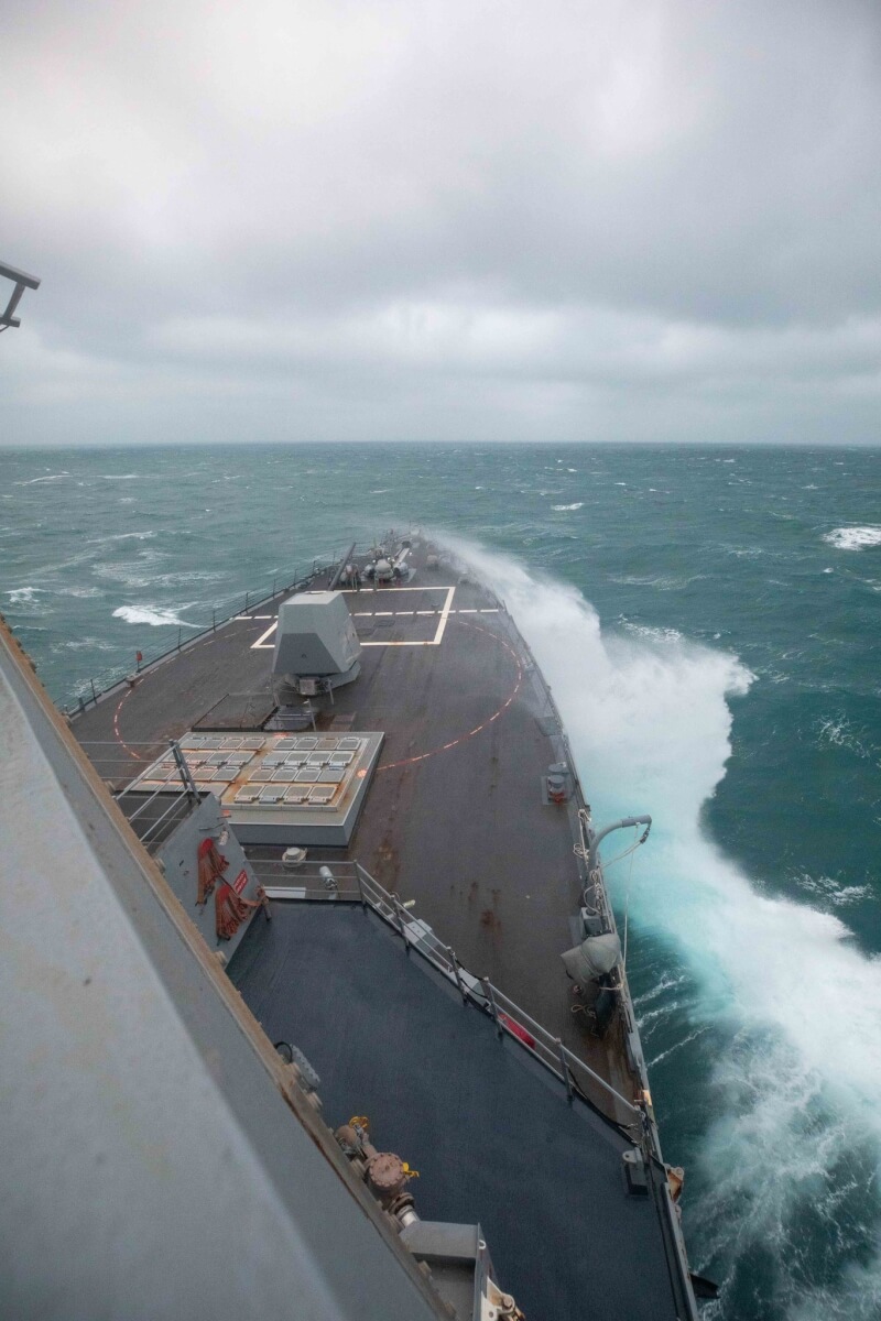 美軍勃克級飛彈驅逐艦鍾雲號5日通過台灣海峽。（圖取自facebook.com/7thfleet）